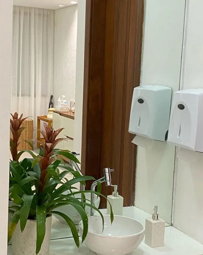 Banheiro com pia e plantas