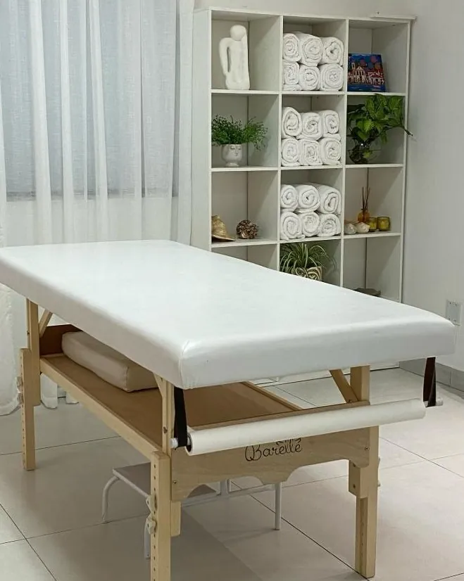 Maca de atendimento ao lado da estante de toalhas
