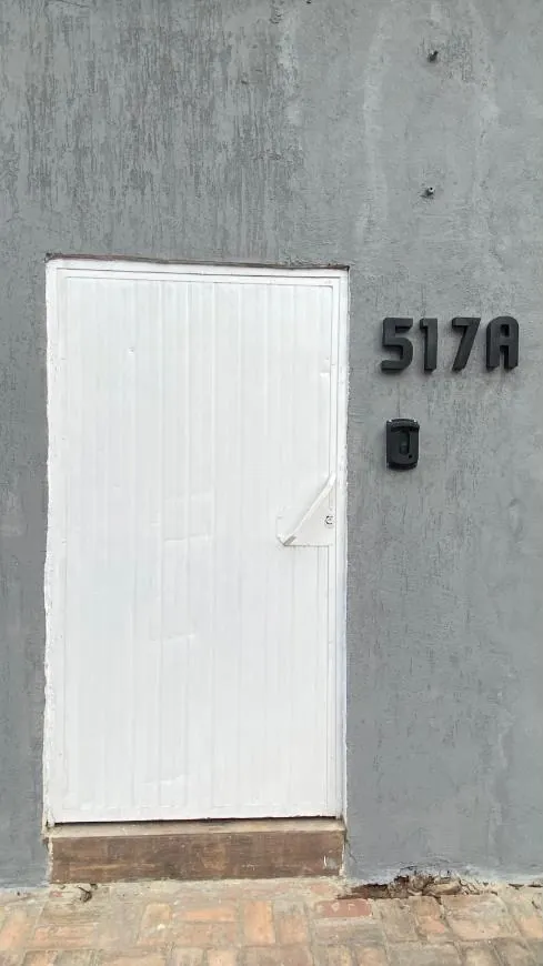 Porta do estúdio com o número 517A na fachada